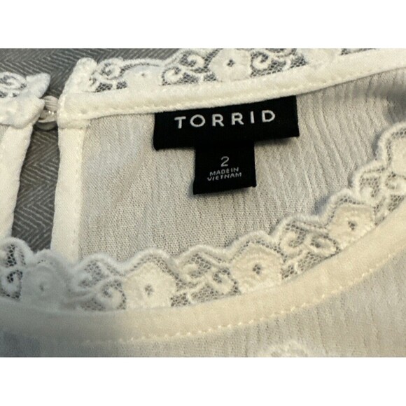 Torrid Ivory Embroidered Floral Tunic Round Lace Neck 3/4 Sleeve Rayon Top Sz 2 - Picture 3 of 8